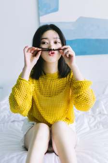 一边揉胸一边亲吻视频